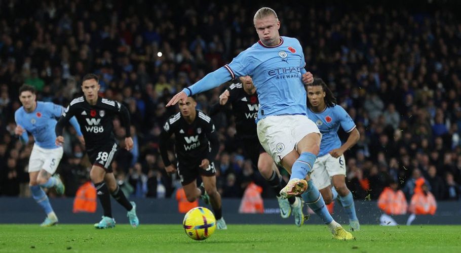 Manchester City v Fulham - Etihad Stadium, Manchester, Britain - November 5, 2022 Manchester City's Erling Braut Haaland scores their second goal from the penalty spot Action Images via Reuters/Lee Smith