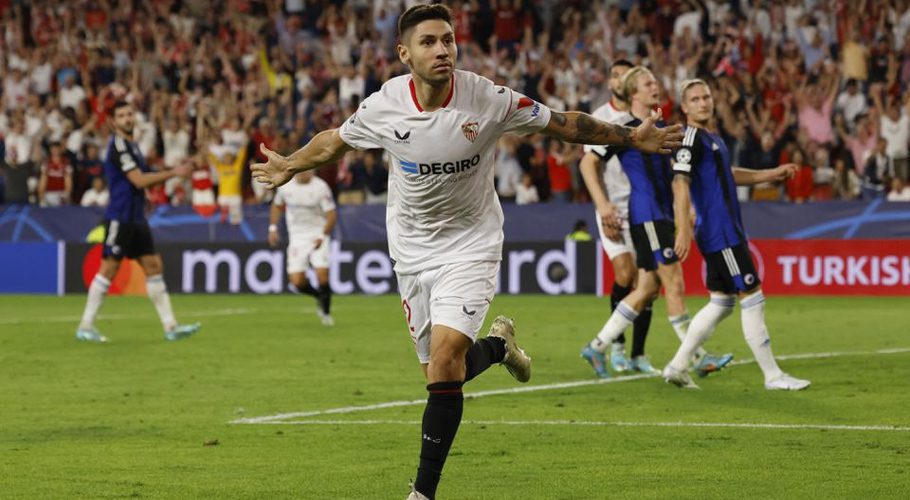 Ramon Sanchez Pizjuan, Seville, Spain - October 25, 2022 Sevilla's Gonzalo Montiel celebrates scoring their third goal REUTERS/Marcelo Del Pozo