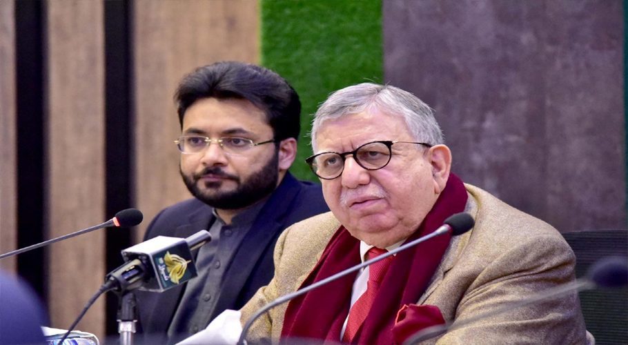 Finance Minister Shaukat Tarin and Minister of State for Information and Broadcasting Farrukh Habib address a press conference on Dec 30, 2021. Photo: PID