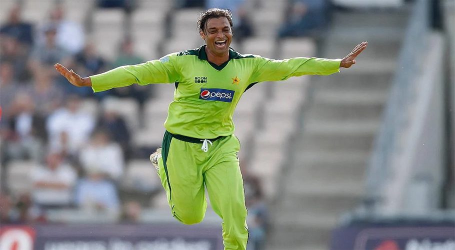 Shoaib Akhtar of Pakistan celebrates taking the wicket of England's Andrew Strauss in 2010. (©Reuters/File)