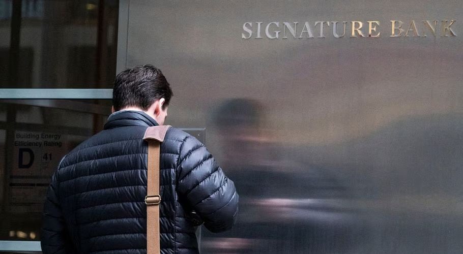 A worker arrives to the Signature Bank headquarters in New York City, U.S., March 12, 2023. REUTERS/Eduardo Munoz