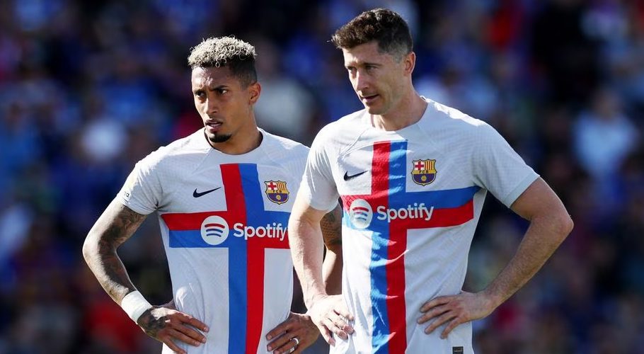 Football - LaLiga - Getafe v FC Barcelona - Coliseum Alfonso Perez, Getafe, Spain - April 16, 2023 FC Barcelona's Raphinha and Robert Lewandowski REUTERS/Isabel Infantes