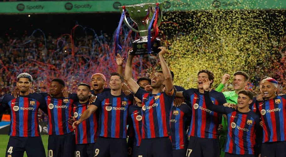 Football - LaLiga - FC Barcelona v Real Sociedad - Camp Nou, Barcelona, Spain - May 20, 2023 FC Barcelona's Sergio Busquets lifts the trophy alongside his teammates as they celebrate winning LaLiga after the match REUTERS/Albert Gea/File Photo