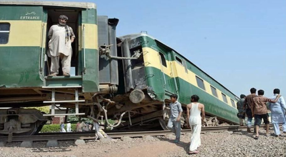 20 injured as Mianwali Express collides with freight train
