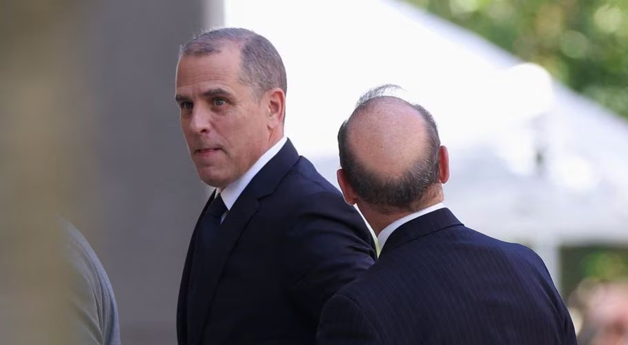 U.S. President Joe Biden's son, Hunter Biden, walks to appear in a federal court on gun charges in Wilmington, Delaware, U.S., October 3, 2023. REUTERS/Mike Segar