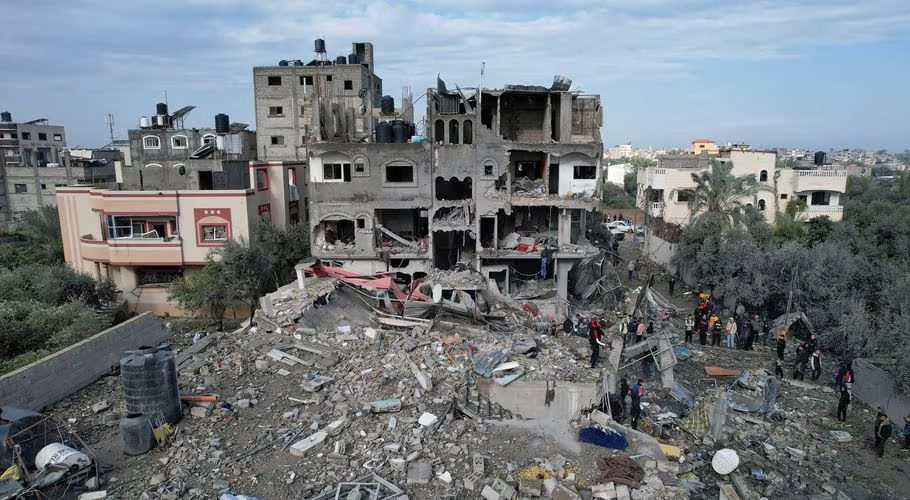 Palestinians gather at the site of Israeli strikes on houses, amid the ongoing conflict between Israel and the Palestinian Islamist group Hamas, at the Maghazi camp in the central Gaza Strip December 25, 2023. REUTERS/Shadi Tabatibi Acquire Licensing Rights