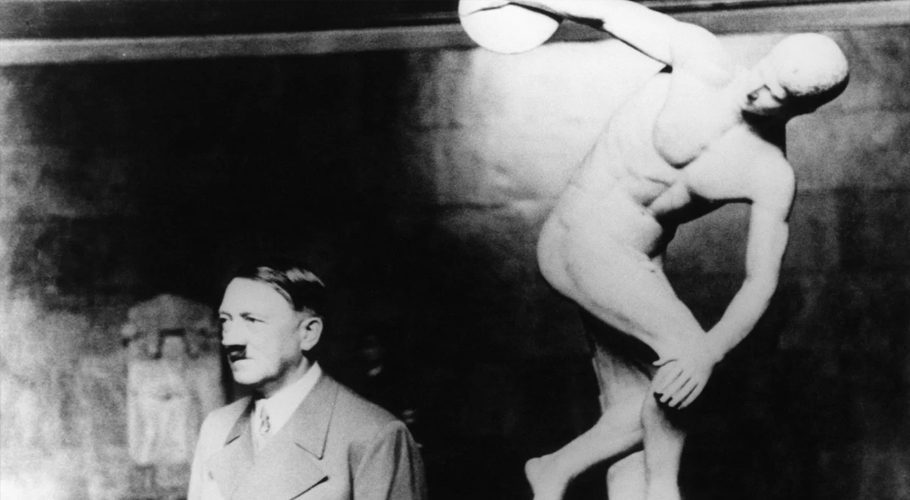 Adolf Hitler with the Discobolus Palombara in Munich in 1938.Interfoto / Alamy Stock Photo