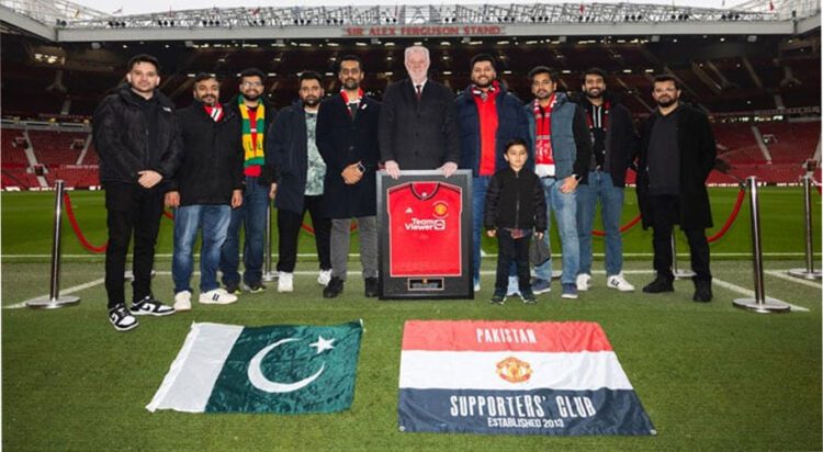 Manchester United legend Red Gary Pallister poses with the Pakistan Supporters' Club. — Man Utd