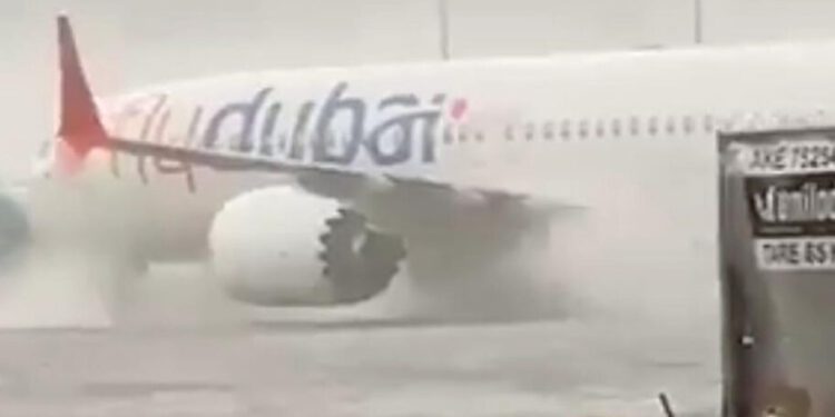 The world’s busiest air hub for international passengers Dubai International Airport has halted its operations in the chaos caused by the storm. (Image: Hum News)