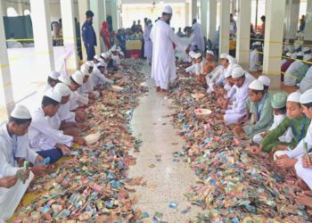 The counting of the cash found in the donation boxes at Kishoreganj's Pagla Mosque started at 7:30am on Saturday (9 December). Photo: TBS