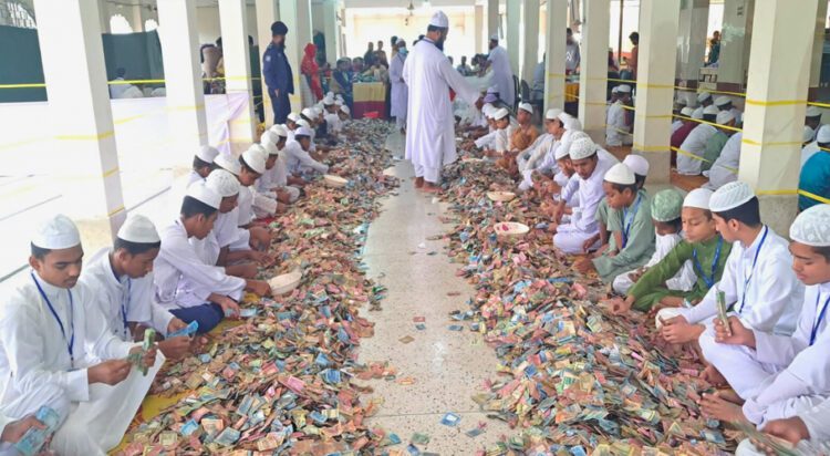 The counting of the cash found in the donation boxes at Kishoreganj's Pagla Mosque started at 7:30am on Saturday (9 December). Photo: TBS