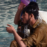 A Pakistani man cools down with water at a mosque during a heatwave in Karachi on June 22, 2015 (AFP Photo)