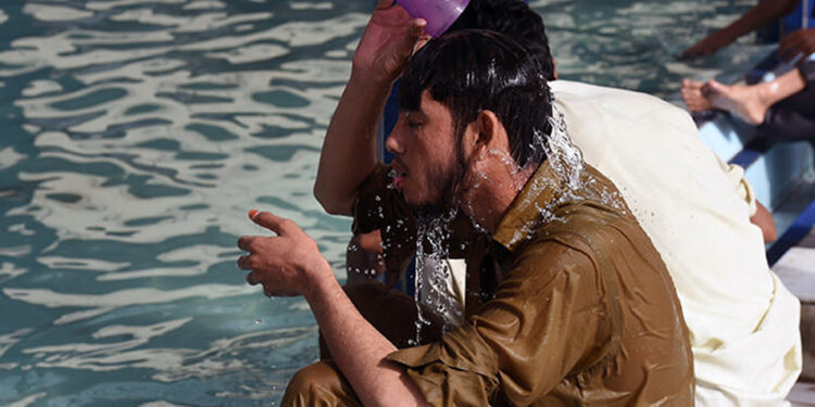 A Pakistani man cools down with water at a mosque during a heatwave in Karachi on June 22, 2015 (AFP Photo)