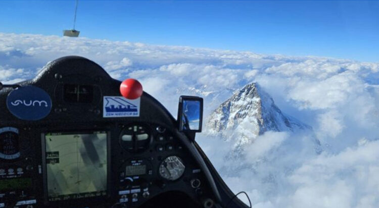 The pilots took their Ash-25 glider plane to over 8,611 m above sea level in the Karakoram mountain range. (Photo: Marcin Jamkowski Facebook)