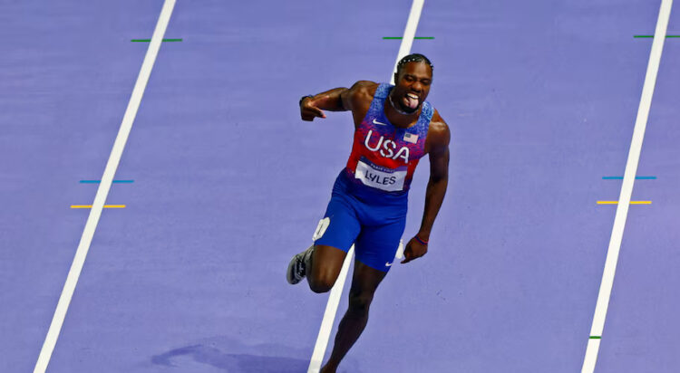 Paris 2024 Olympics - Athletics - Men's 100m Final - Stade de France, Saint-Denis, France - August 04, 2024. Noah Lyles of United States celebrates after winning gold. REUTERS/Alina Smutko