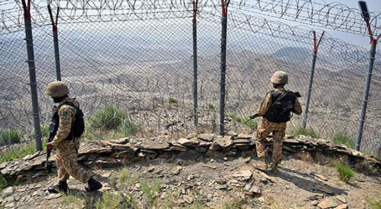 Pak Army soldiers are seen patrolling on AF-Pak border area (File Photo)