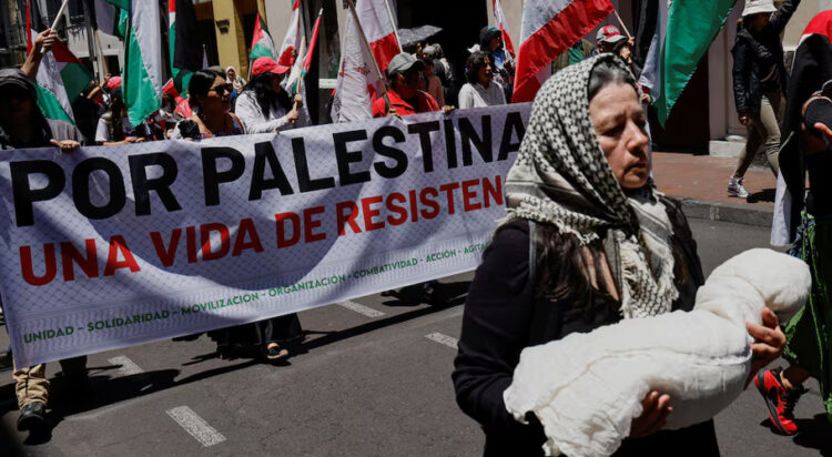 Hundreds of thousands around the world protest Middle East war as Oct 7 anniversary nears (Quito, Ecuador October 5, 2024 REUTERS/Karen Toro )