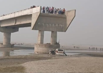 In Uttar Pradesh, three died after Google Maps led their car onto an incomplete bridge. (X)