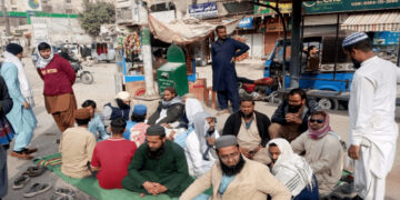 Ahle Sunnat Wal Jamaat stages a sit-in at Sharea Faisal in Karachi on Dec 31, 2024. — (Image: Dawn.com)