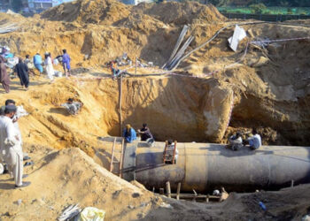 View of incomplete construction work of drinking water pipeline located on University Road in Karachi on December 18, 2024. — PPI