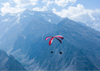 A paraglider is airborne in Pakistan's Gilgit-Baltistan region on October 21, 2019 (GB Paragliding & Hang Gliding Association/File)