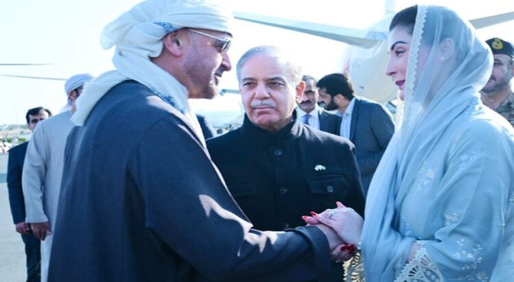 PM Shehbaz and CM Maryam Nawaz received UAE President Sheikh Mohamed bin Zayed Al Nahyan at Rahim Yar Khan Airport on Sunday. (Image: Zeeshan Malik (@ZeshanMalick) Special Assistant to Chief Minister Punjab /Political Secretary)