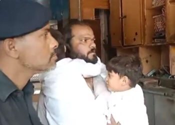 Karachi police successfully reunited two missing children with their parents. (Screengrab: Video Express Tribune)