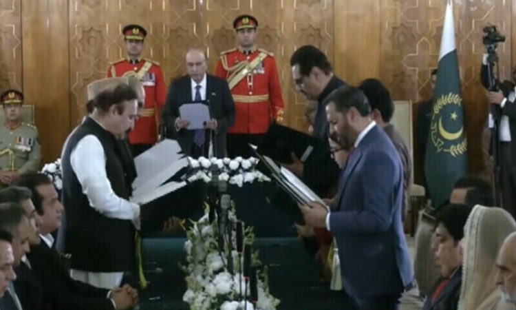 President Zardari administers oath to new cabinet members. Photo credits: PTV