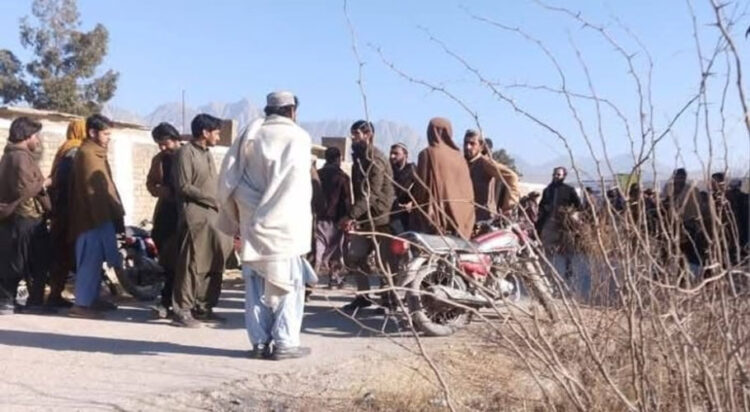 People gathered at site of bomb blast in Harnai:  Image by Geo News