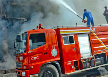 FILE / Firefighters struggling to extinguish a blaze at a restaurant in the Boat Basin area of Karachi in September, 2017 - INP