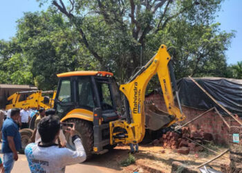 A group of people gathered as local authorities demolishing Muslim man’s scrap shop in Maharashtra. (image via X/@meNeeleshNRane)