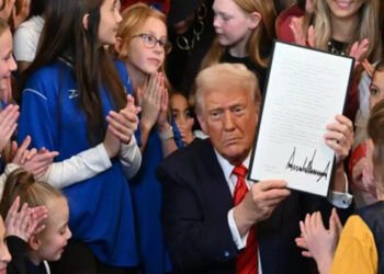 Donald Trump signs an executive order targeting transgender althetes, February 5, 2025 at the White House © ANDREW CABALLERO-REYNOLDS, AFP