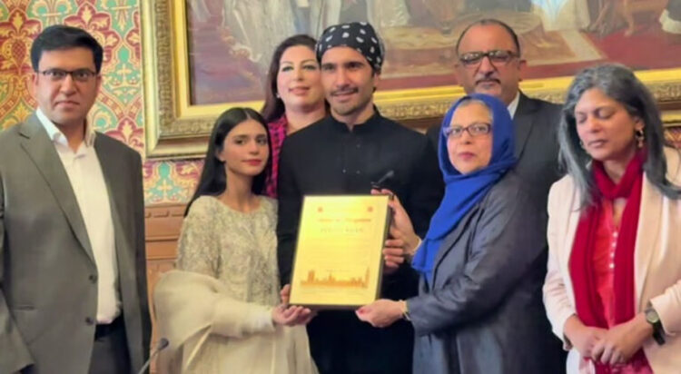 Feroze Khan receives the Award: image social media