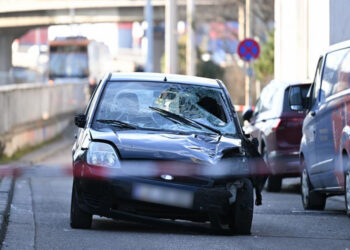 Officials inpsect a damage vehicle at the scene
Image: Florian Wiegand/Getty Images