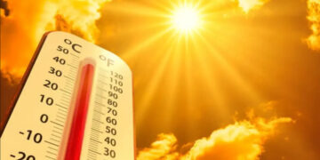 Summer has made its entry into Karachi, leading to an increase in heat intensity - Image: Aaj News