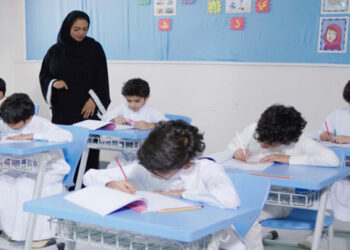 This undated image shows a Saudi primary school teacher in a class. (Image: ArabNews.pk)