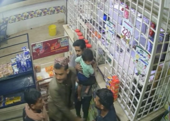 Robbers looting citizens at Milk shop in Karachi. Pic credit Express Tribune