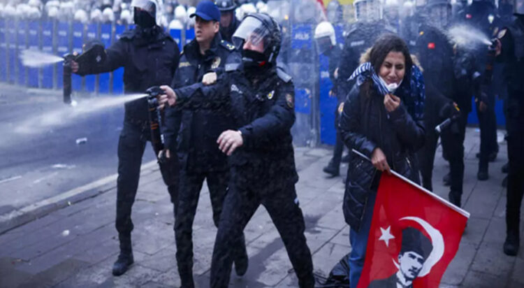 Turkish riot police officers use pepper spray to disperse protesters gathering during a rally in support of Istanbul's arrested mayor in Istanbul Municipality, on March 23, 2025. © Kemal Aslan, AFP