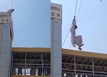 Robber seen hanging on wire in Karachi. Screen grab