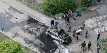Law enforcement officers work at the site of a car bomb, which killed senior Russian military officer, in Balashikha, outside Moscow, Russia April 25, 2025. REUTERS/Yulia Morozova
