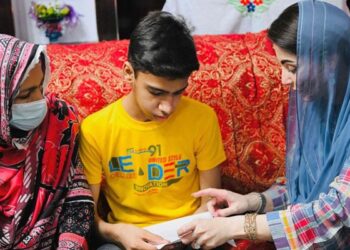 Punjab Chief Minister Maryam Nawaz (right) hands over insulin card, insulin, glucometer BSR strips and a box of needles to a diabetic child. FB