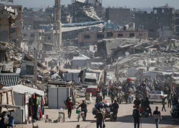 Palestinians make their way with belongings as they fled their homes, after Israeli air strikes, in the northern Gaza Strip May 16, 2025. REUTERS/Mahmoud Issa