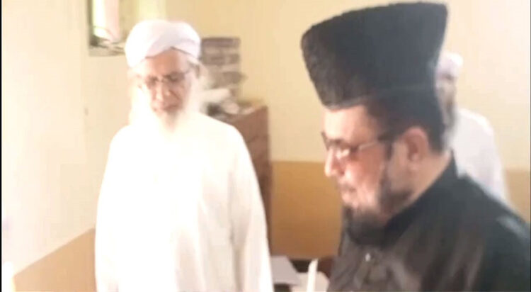 Maulana Abdul Aziz of Lal Mosque expels Mufti Qavi from Jamia Hafsa (Screengrab)