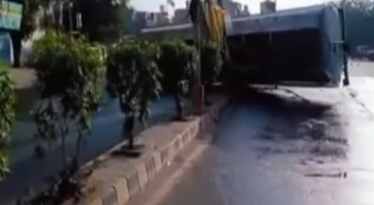 An oil tanker has overturned in the Landhi area, causing major traffic disruption. (Screengrab)