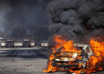 A car burns on Atlantic Boulevard during a standoff by protesters and law enforcement, following multiple detentions by Immigration and Customs Enforcement (ICE), in the Los Angeles County city of Paramount, California, U.S., June 7, 2025. REUTERS/Barbara Davidson