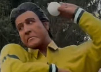 The sculpture shows Wasim Akram in his iconic left-arm bowling action, wearing the Pakistan jersey from the 1999 World Cup