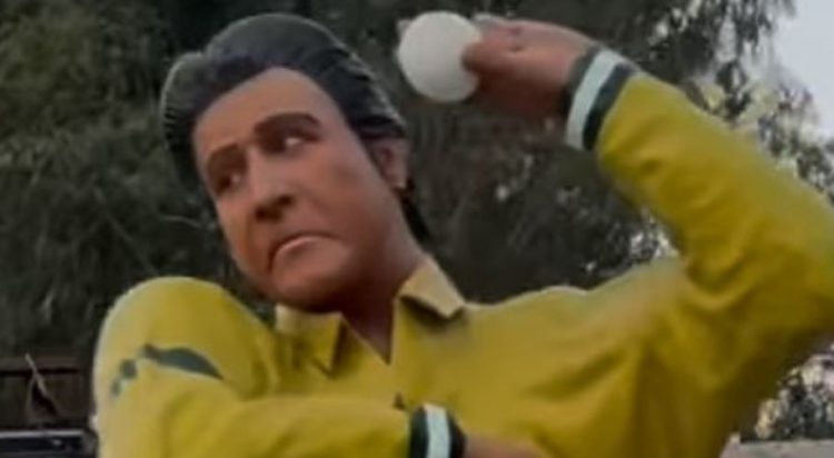 The sculpture shows Wasim Akram in his iconic left-arm bowling action, wearing the Pakistan jersey from the 1999 World Cup