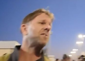 A Welsh humanitarian nurse is seen pleading urgently with Egyptian guards at the Rafah crossing. He speaks not only as a medical professional, but as a witness to the humanitarian crisis unfolding in Gaza.