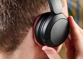 Daily headphone use can pose risks to your hearing, including hearing loss. Children and teenagers are particularly at greater risk, as they often listen to music for several hours each day.