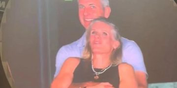 Viral Couple at Coldplay